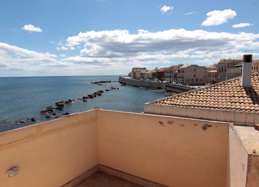 stabile in ortigia con 3 appartamenti