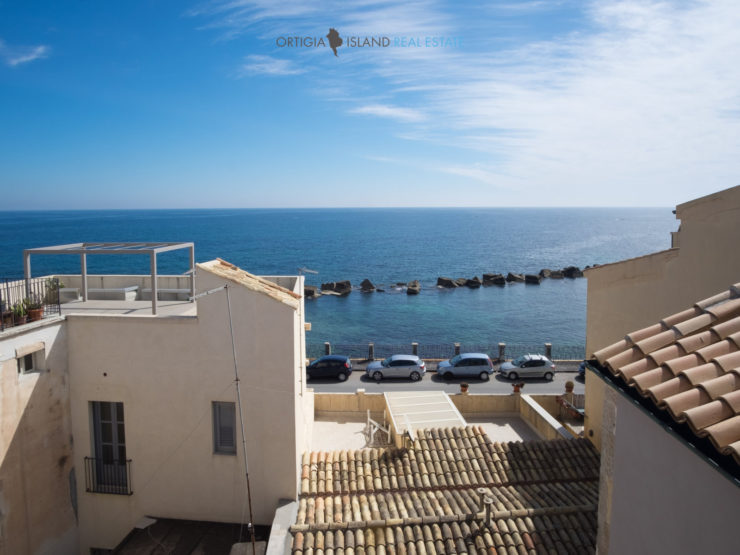 Stately house with view in Ortigia