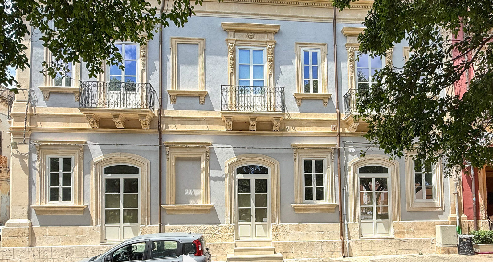 Siracusa Palazzo primi 900 con adiacente ex Cinema