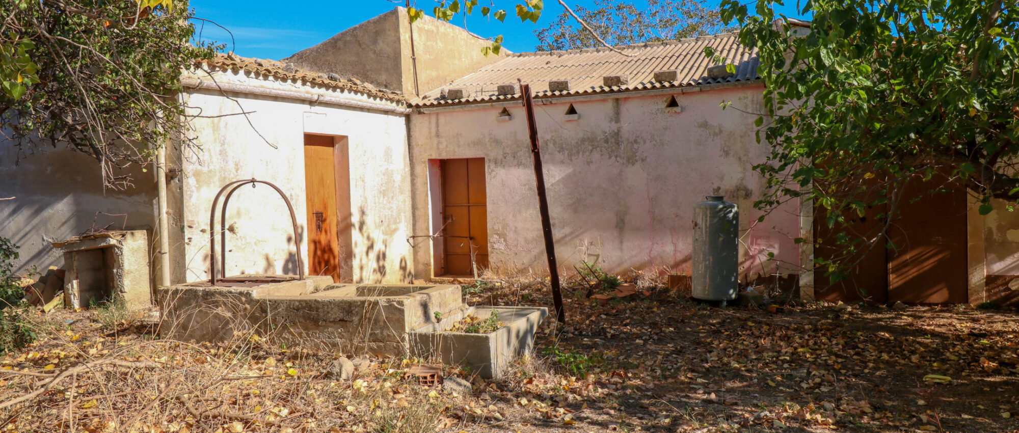 Cava secca caseggiato con terreno in vendita