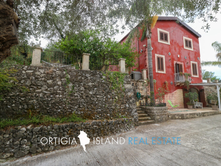 Canicattini Bagni in vendita caseggiato con terreno edificabile